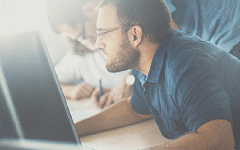 Teaser-Grafik: ein Mann vor einem Monitor