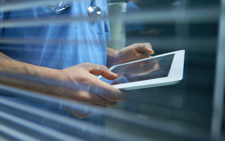 Teaser-Grafik: eine Person mit einem Tablet in der Hand