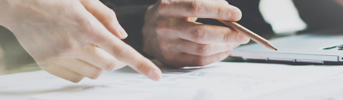 Header-Grafik Service: zwei Personen an einem Notebook