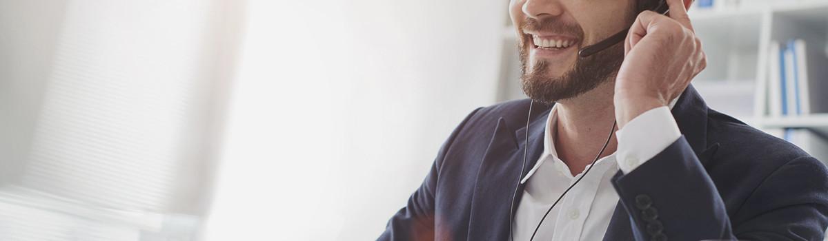 Header-Grafik Support: Mann am Telefon