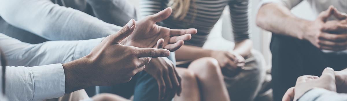 Header-Grafik Team: Hände mehrerer Personen