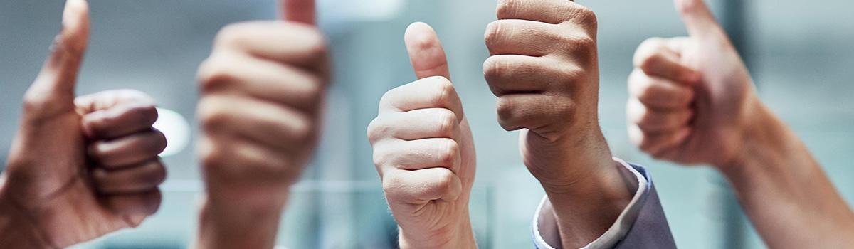 Fünf Hände mit nach oben gerichtetem Daumen, "Thumbs up"